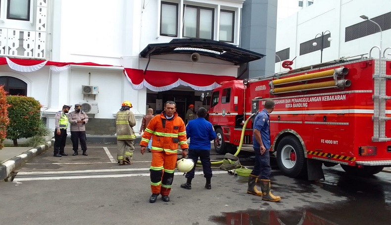 Gedung DPRD Jabar Terbakar, Personel Damkar Lakukan Pemadaman