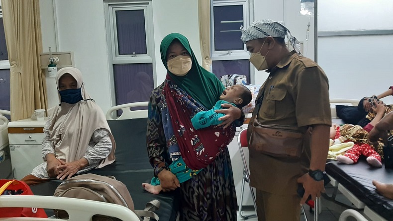 Mensos Beri Bantuan dan BPJS PBI untuk Bayi Gizi Buruk di Kebopedes Sukabumi