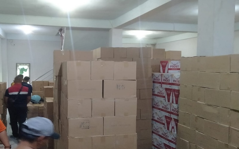 Satpol PP Gerebek Gudang Pemasok Miras Lubuklinggau - Bengkulu, Petugas Sempat Tidak Bisa Masuk 