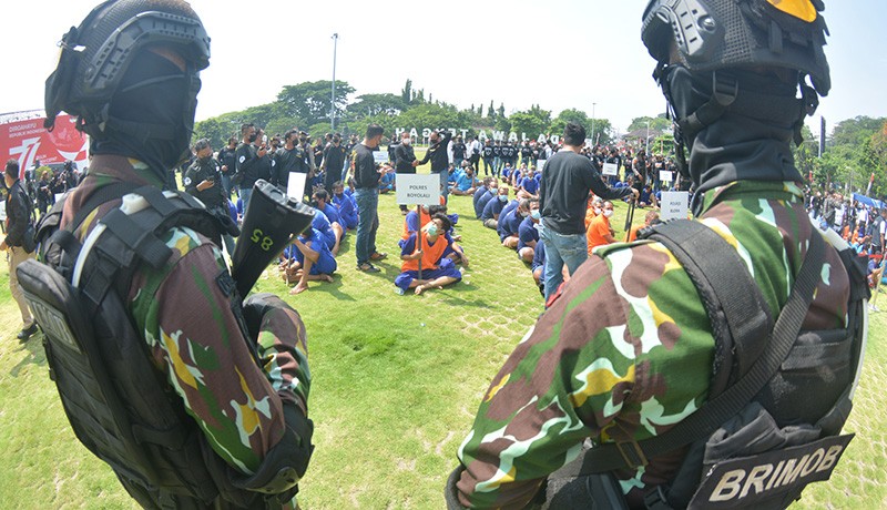Penampakan Ratusan Penjudi - Bandar Judi Dikumpulkan di Lapangan Polda Jateng - Bagian 2