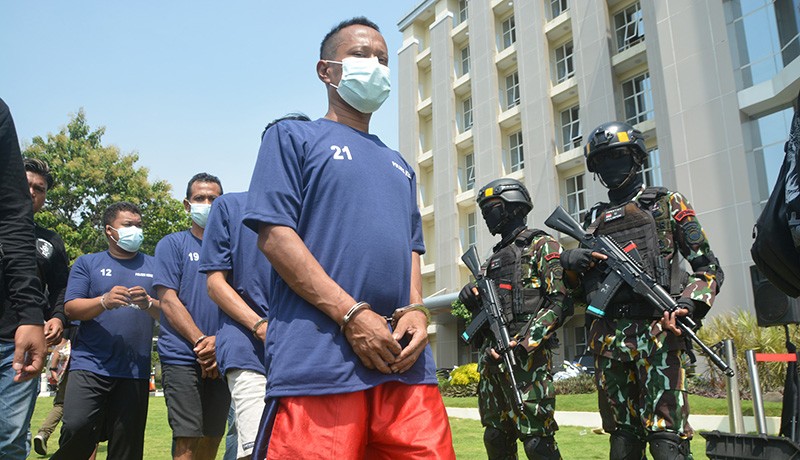 Penampakan Ratusan Penjudi - Bandar Judi Dikumpulkan di Lapangan Polda Jateng - Bagian 3