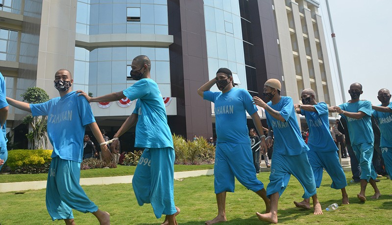 Penampakan Ratusan Penjudi - Bandar Judi Dikumpulkan di Lapangan Polda Jateng - Bagian 4