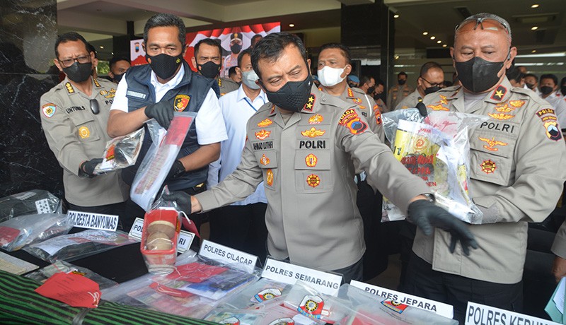 Penampakan Ratusan Penjudi - Bandar Judi Dikumpulkan di Lapangan Polda Jateng - Bagian 5