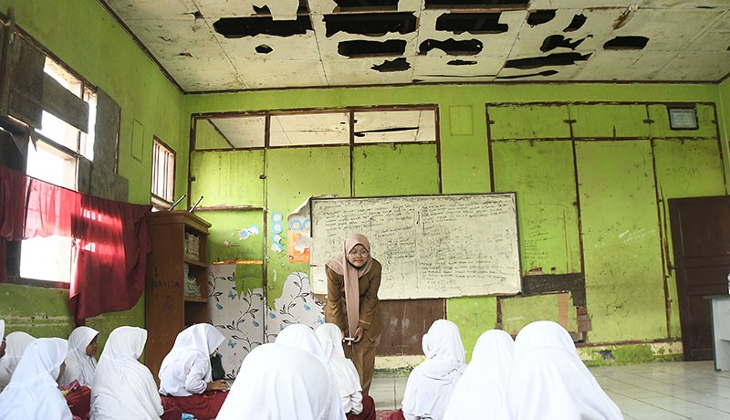 Sekolah SD Negeri Bekasi Sudah 5 Tahun Tidak Punya Meja-Kursi, Murid Belajar di Lantai - Bagian 2