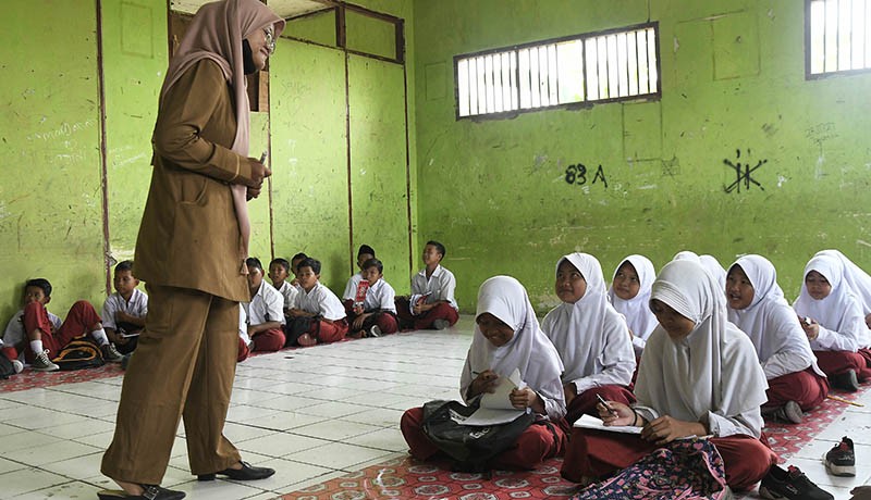 Sekolah SD Negeri Bekasi Sudah 5 Tahun Tidak Punya Meja-Kursi, Murid Belajar di Lantai - Bagian 1