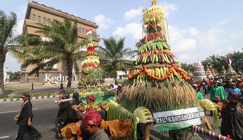 Kirab Gunungan Bawa 77 Buah Hasil Bumi di Kediri - Bagian 2