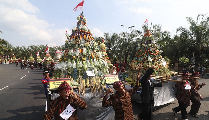 Kirab Gunungan Bawa 77 Buah Hasil Bumi di Kediri - Bagian 1