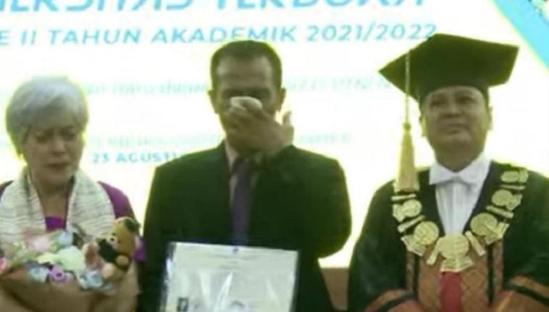 Tangis Pecah Ayah Brigadir J Terima Ijazah Diiringi Lagu Anak Ku Naburju, Semua Ikut Nangis