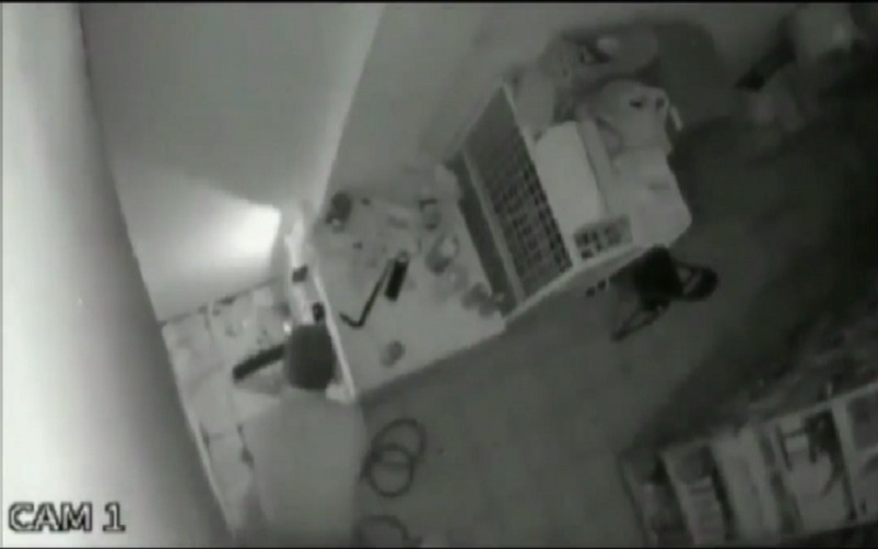Terekam CCTV, Pembobol Brangkas Minimarket Panik dan Kabur Dengar Bunyi Alarm