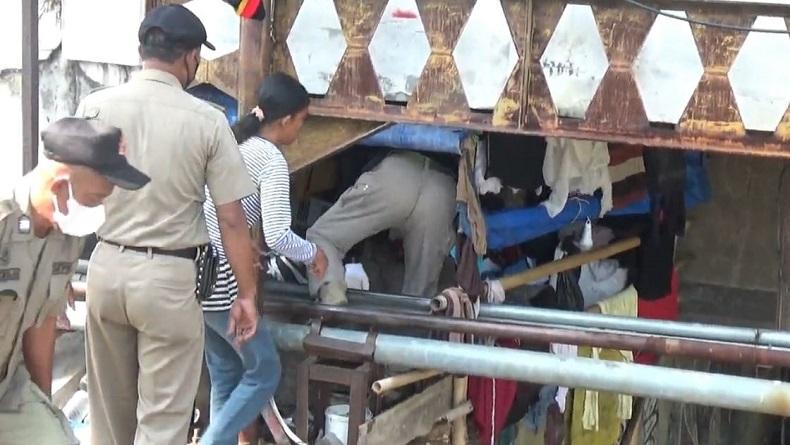 Satpol PP Bongkar Hunian Liar di Kolong Jembatan Sungai Banjir Kanal Barat Semarang