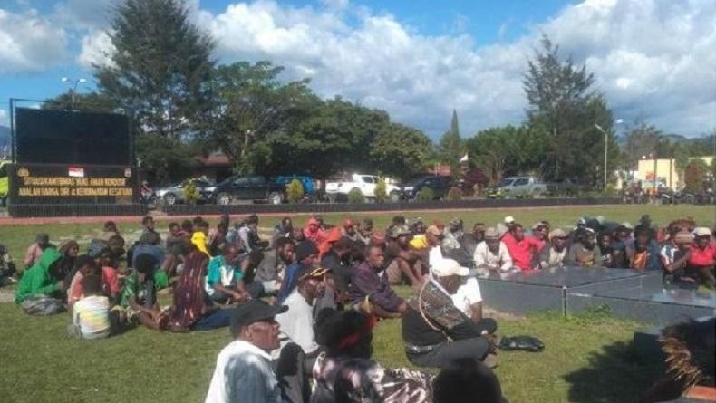 Tuntut Keadilan, Keluarga Prajurit TNI Diduga Dianiaya Brimob Datangi Polres Jayawijaya