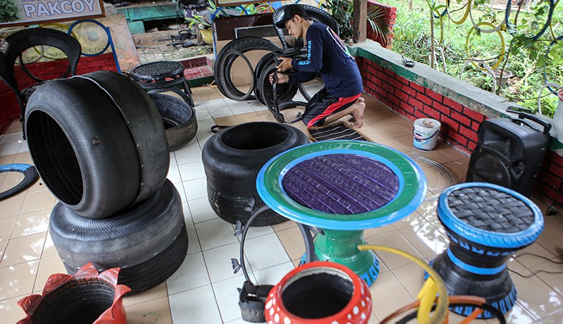 Warga Tangerang Ubah Ban Bekas Menjadi Kerajinan Senilai Rp7 Juta - Bagian 1