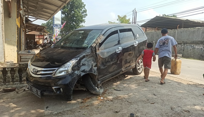 Mobil Bawa 9 Santri Hantam Pohon di Cikembar Sukabumi, Diduga akibat Sopir Ngantuk