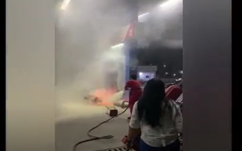 title Motor Terbakar saat Isi BBM di SPBU, Pemilik Lari Kena Percikan Api Motor Terbakar saat Isi BBM di SPBU, Pemilik Lari Kena Percikan Api