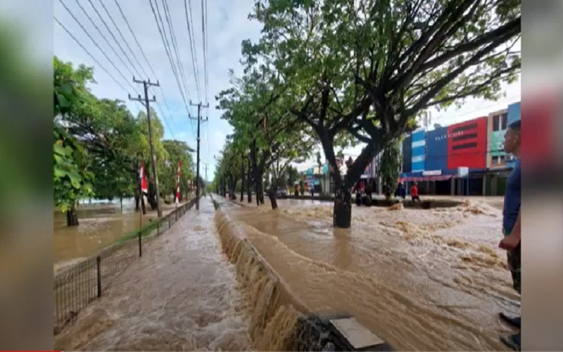 Penampakan Banjir di Kota Sorong, Truk Terendam hingga Jalanan Bak Sungai
