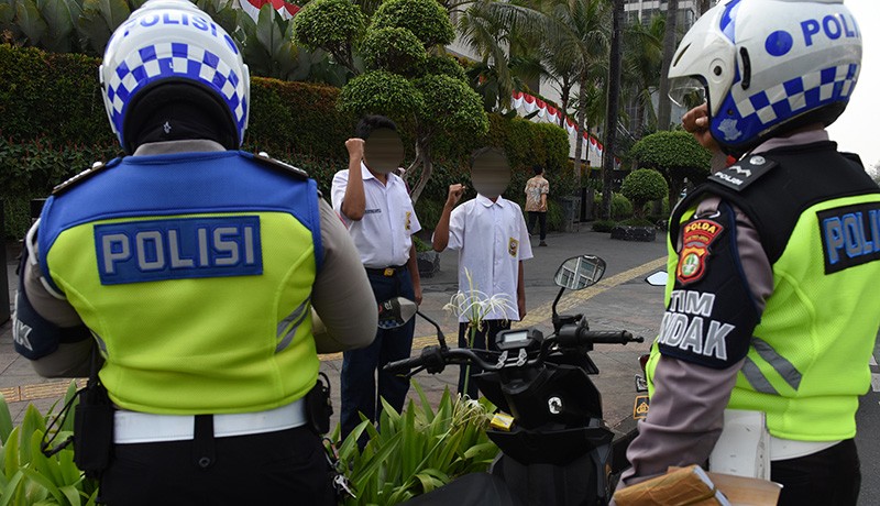 Tidak Punya SIM-STNK dan Helm, 2 Siswa SMP Ditilang dengan Bernyanyi Indonesia Raya - Bagian 1