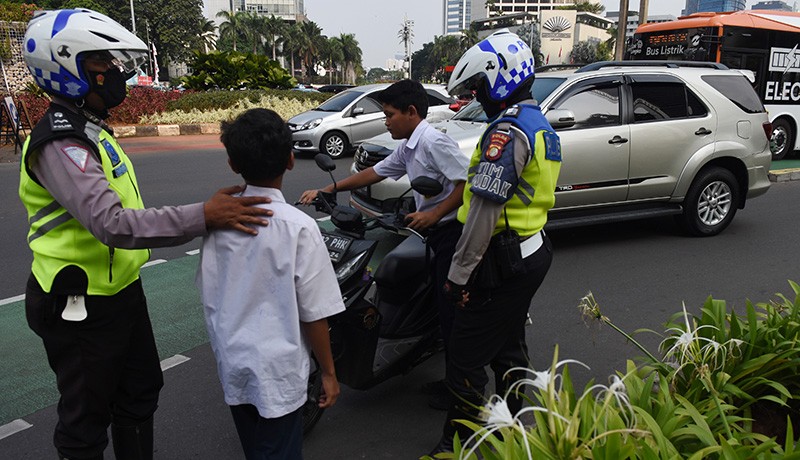 Tidak Punya SIM-STNK dan Helm, 2 Siswa SMP Ditilang dengan Bernyanyi Indonesia Raya - Bagian 2