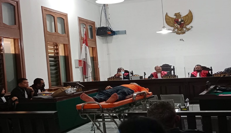 Hadirkan Terdakwa di Tandu Ambulans, Hakim PN Bandung Diadukan ke MA dan KY