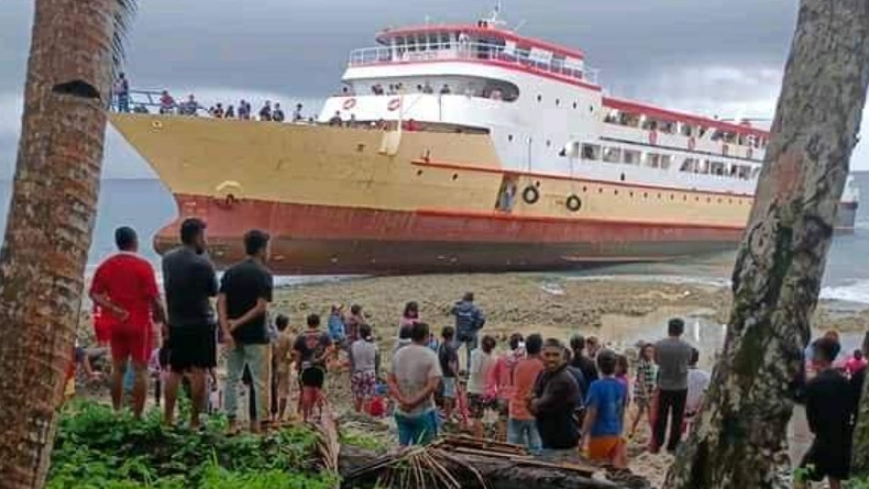 Viral Kapal Penumpang Tujuan Manado-Talaud Terdampar di Karang Pantai Larang Wualla