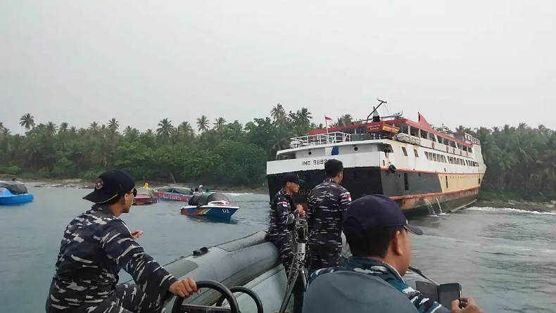 Gerak Cepat TNI AL Evakuasi Penumpang Kapal yang Kandas di Karang Perairan Talaud