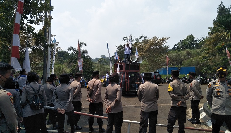 Buruh Kepung Kantor Pemda KBB, Tuntut Hengki Kurniawan Realisasikan Janji Politik