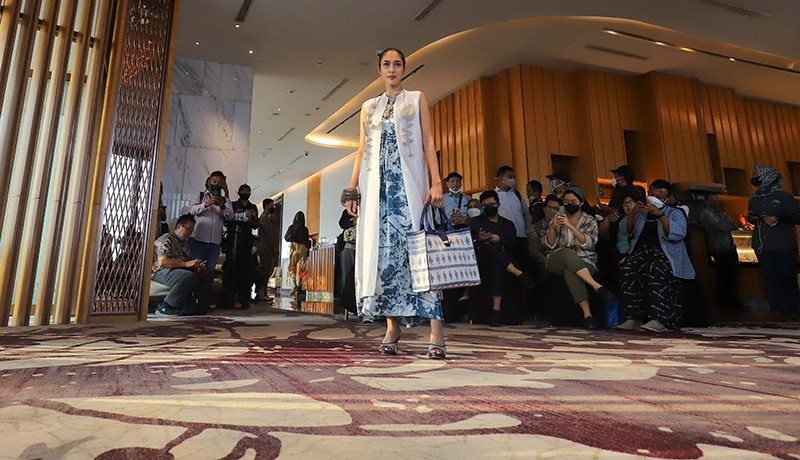 Foto Busana Desainer Indonesia yang Akan Tampil di Kapal Pesiar Bateau Chansonnier - Bagian 3