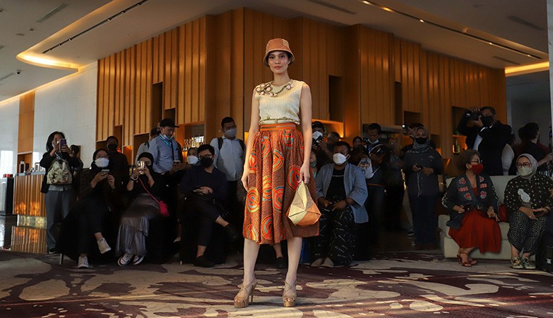 Foto Busana Desainer Indonesia yang Akan Tampil di Kapal Pesiar Bateau Chansonnier - Bagian 4