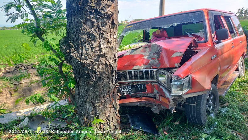 Mobil Kijang Tabrak Pohon di Sragen, 1 Orang Tewas