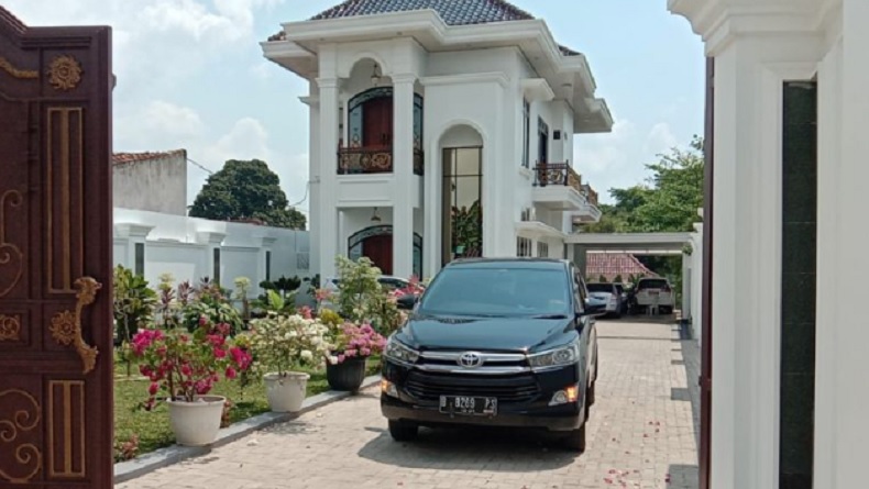 Geledah Rumah Mewah Rektor Unila, KPK Sita Uang Tunai dan Ransel