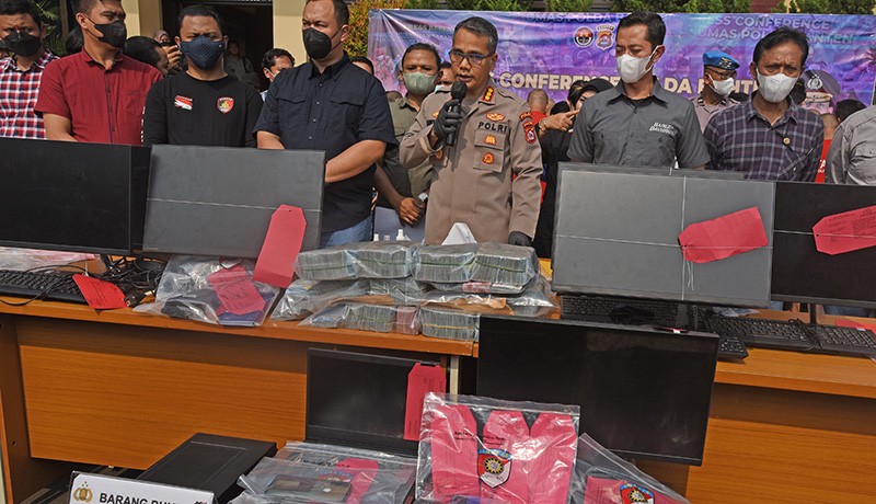 Penampakan Uang Rp1 Miliar Hasil Perjudian Disita Polda Banten - Bagian 3