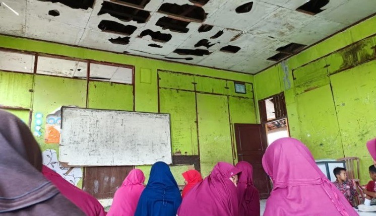 Miris, Siswa SDN Sukadaya di Bekasi Harus Belajar di Ruang Kelas dengan Atap Berlubang