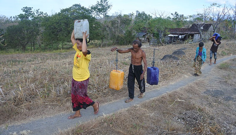 Warga Situbondo Rela Berjalan Kaki Jauh demi Dapat Air Bersih - Bagian 2
