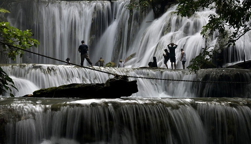 Indahnya Air Terjun Piala Memiliki Pola Bertingkat di Banggai Sulawesi Tengah - Bagian 1