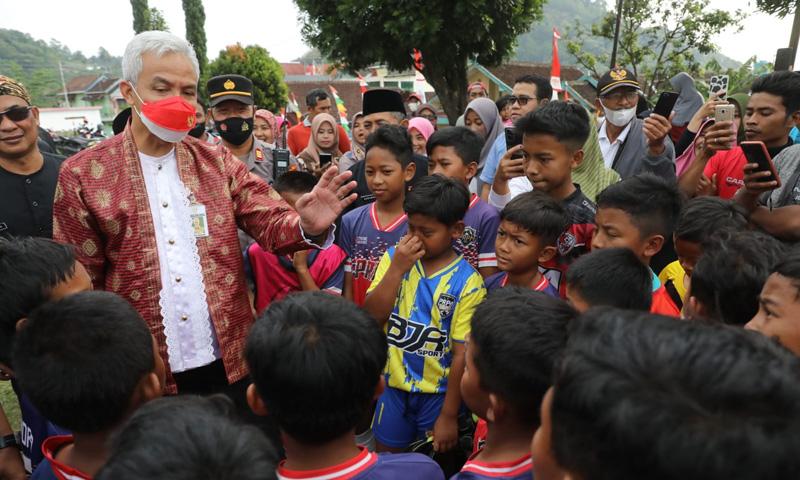 title Pulang Kampung, Ganjar Beri Motivasi SSB U-10 Wakil Indonesia di Turnamen Internasional Pulang Kampung, Ganjar Beri Motivasi SSB U-10 Wakil Indonesia di Turnamen Internasional