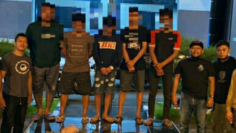 Ini Tampang 5 Pria Pembuat dan Penjual Sajam Pisau Badik di Manado