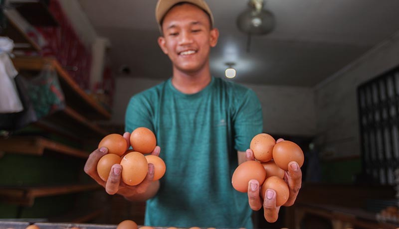 Warga Cimahi Terpaksa Beli dan Konsumsi Telur Pecah karena Lebih Murah