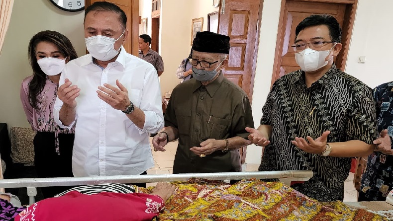 Tak Mau Pareum Obor dengan Sahabat Ayah, M Iriawan Jenguk Istri Tokoh Jabar HD Sutisno