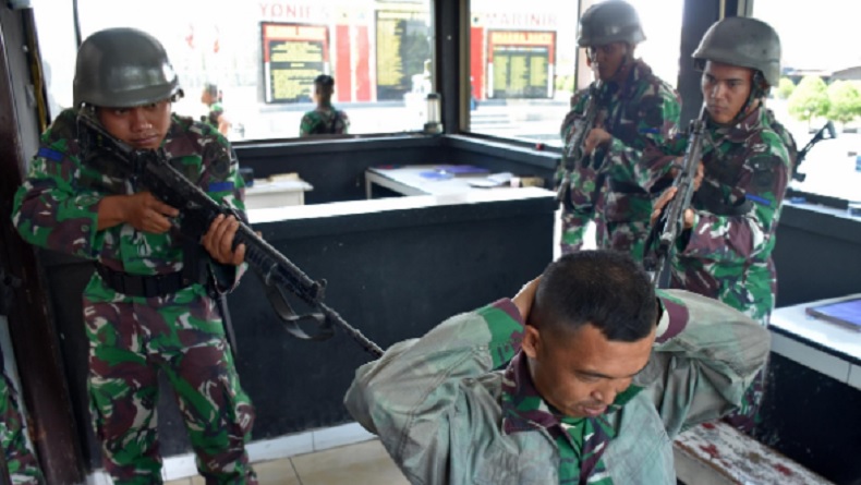 Prajurit Marinir Terlibat Pertempuran Jarak Dekat di Surabaya