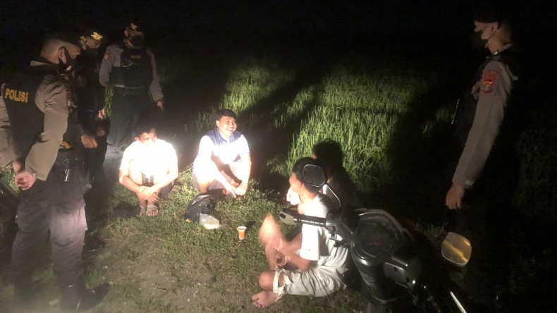 Asyik Tenggak Tuak di Pinggir Sawah, Remaja di Pringsewu Dibubarkan Polisi