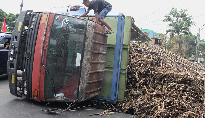 Ribuan Batang Tebu Berhamburan akibat Truk Terguling di Jalanan Kota Malang - Bagian 2