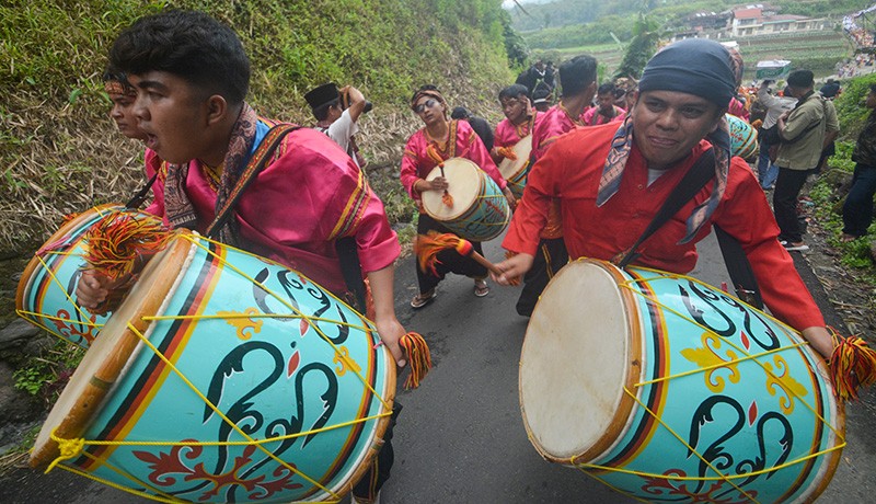 Festival Nagari Pandai Sikek, Warga Bawa 1.000 Kain Tenun Songket  - Bagian 3
