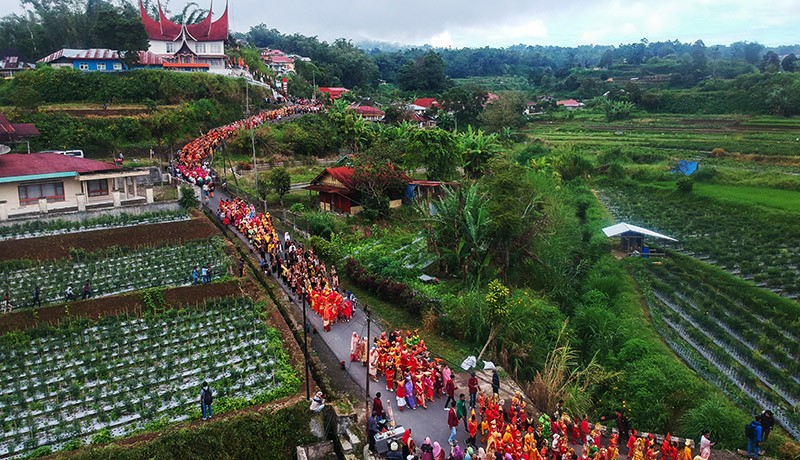 Festival Nagari Pandai Sikek, Warga Bawa 1.000 Kain Tenun Songket  - Bagian 2
