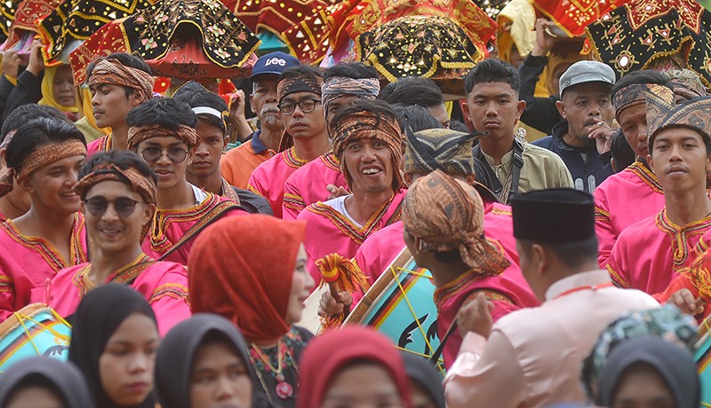 Festival Nagari Pandai Sikek, Warga Bawa 1.000 Kain Tenun Songket  - Bagian 4