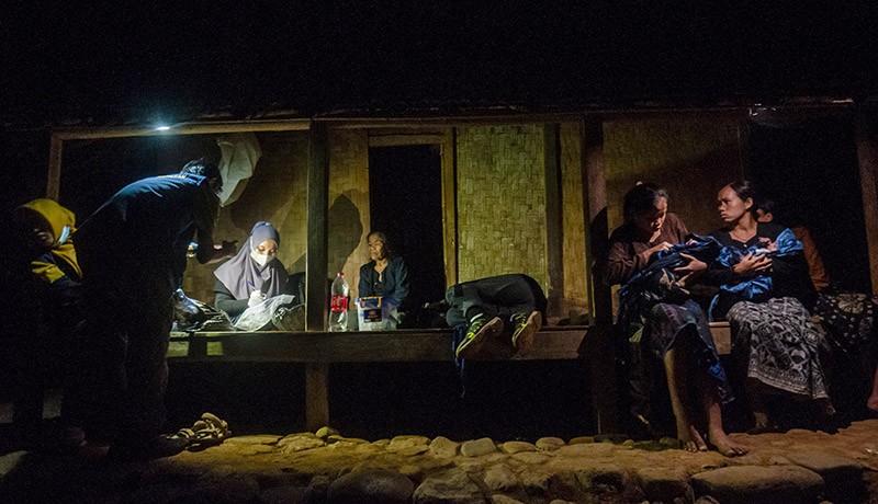 Potret Pemberian Imunisasi untuk Anak-Anak Suku Baduy hingga Malam Hari - Bagian 1