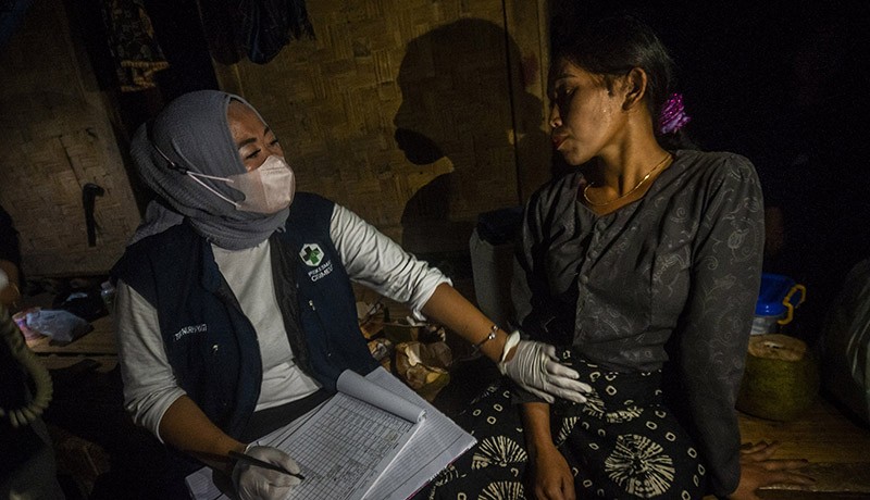 Potret Pemberian Imunisasi untuk Anak-Anak Suku Baduy hingga Malam Hari - Bagian 3