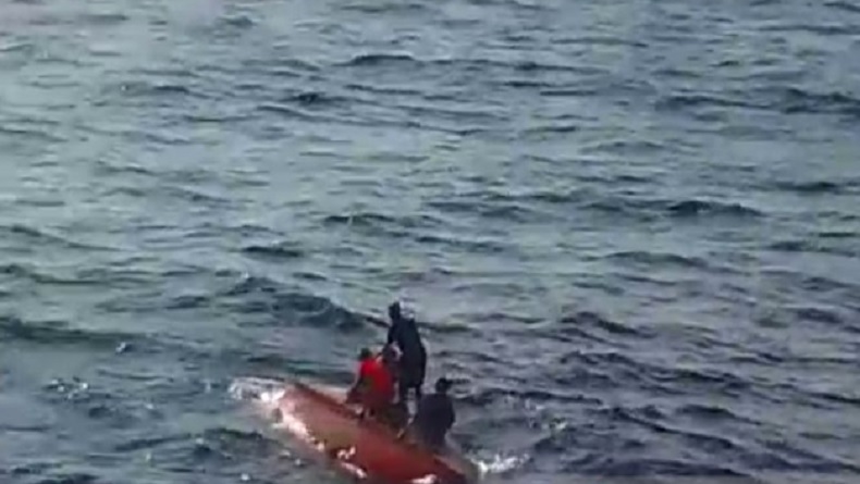 title 4 Korban Selamat Kapal Tenggelam di Selat Makassar Ditemukan di Atas Sekoci Terbalik 4 Korban Selamat Kapal Tenggelam di Selat Makassar Ditemukan di Atas Sekoci Terbalik