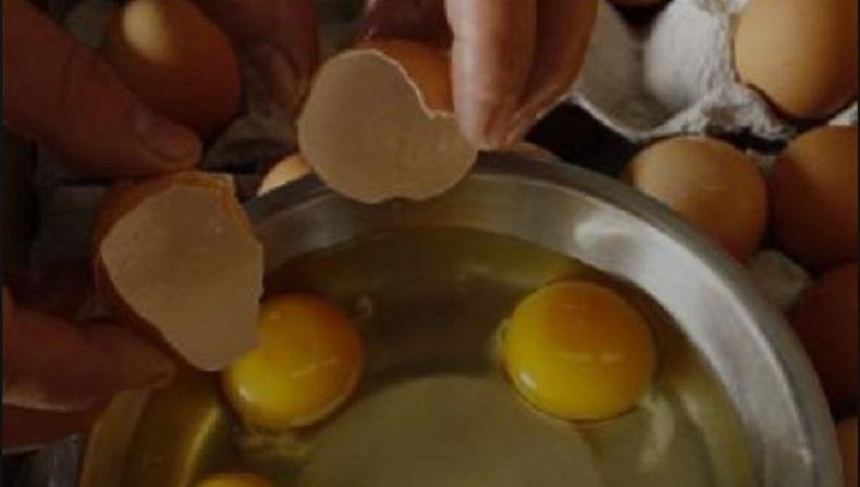 Waduh! Gagal Capai Target Penjualan, Karyawan di China Dihukum Makan Telur Mentah