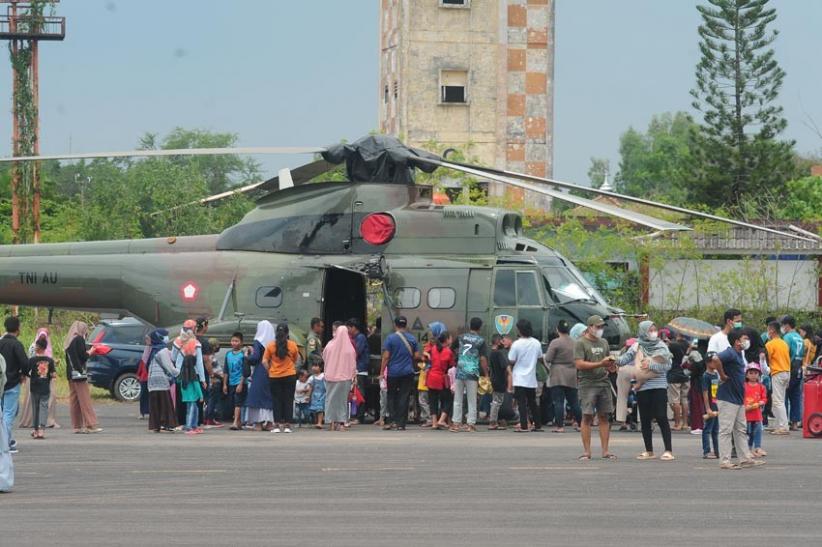 TNI AU Ajak Warga Palembang Melihat dari Dekat Pesawat Tempur F-16   - Bagian 1