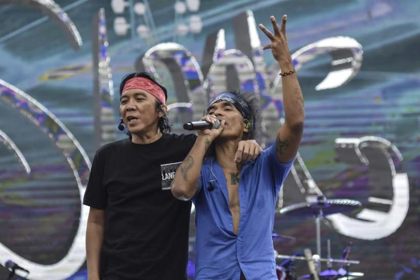  Grup Musik Slank Gelar Konser Pesta Rakyat Simpedes di Tasikmalaya - Bagian 3