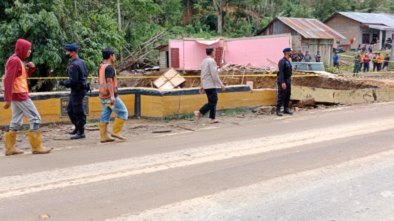 Longsor di Toba Sumut, 1 Rumah Warga Rusak dan Jalan Lintas Sumatera Tertutup Material